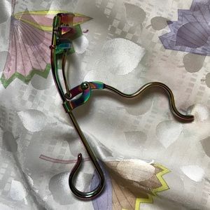 Oil Slick/Chromatic Eyelash Curler